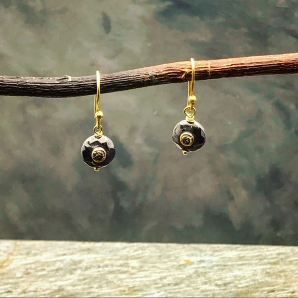 Diamond earrings 18 karat gold & gunmetal silver